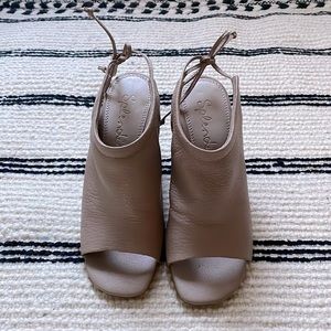 “Legend” peep toe pumps/sandal by Splendid